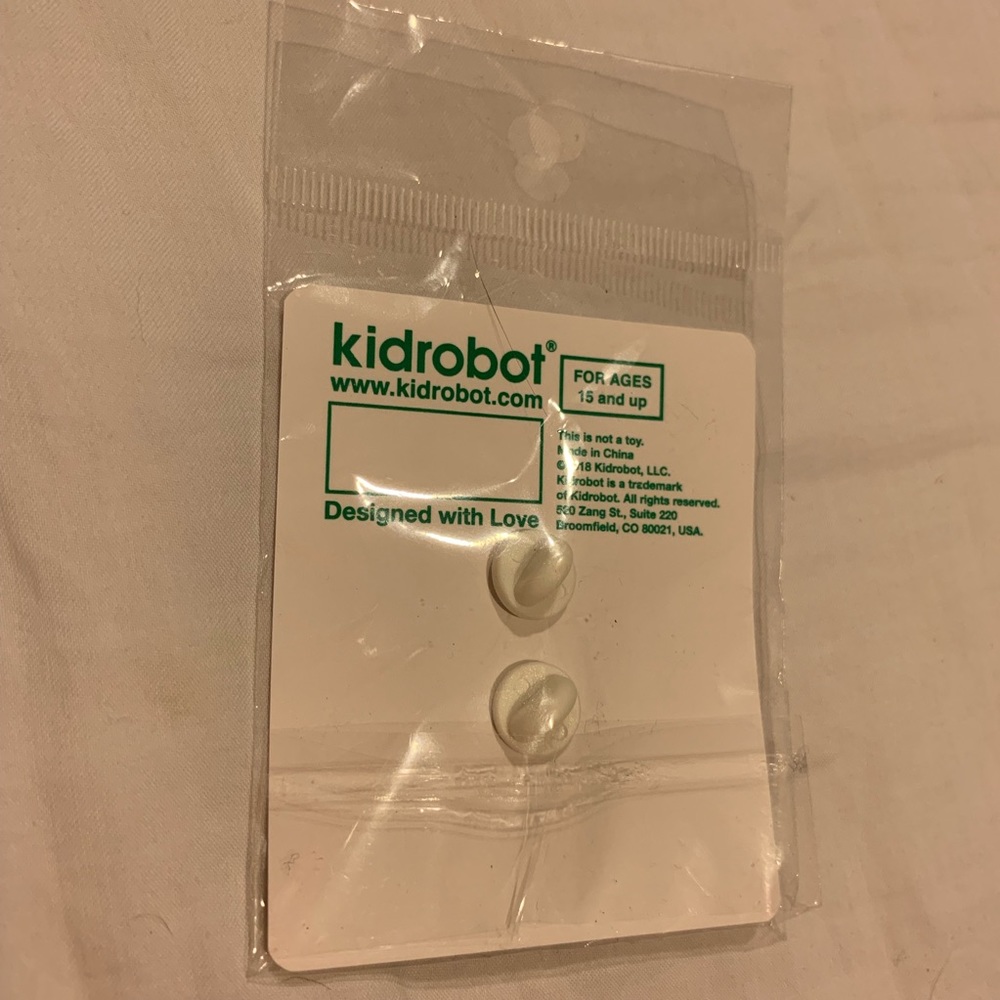 SDCC Exclusive Kidrobot Pin Limited Edition RARE - Picture 3 of 3